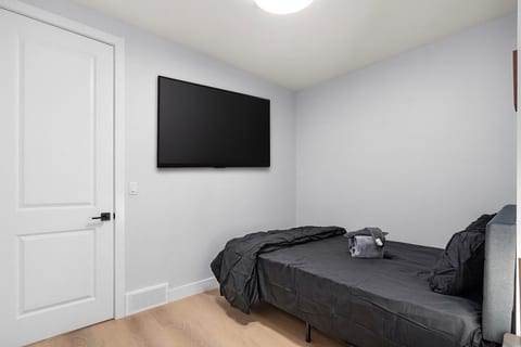 Bright 1-Bedroom Retreat-M