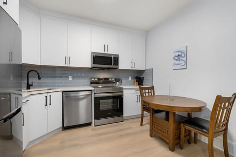 Bright 1-Bedroom Retreat-M
