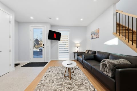 King Bed 10 Minutes To Downtown Luxury Townhouse