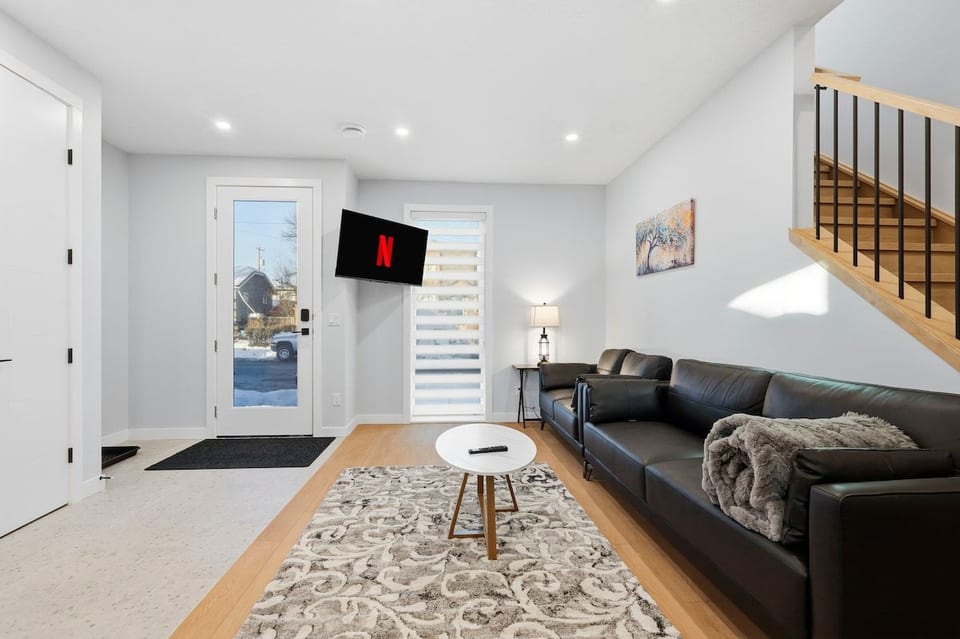 King Bed 10 Minutes To Downtown Luxury Townhouse - Calgary