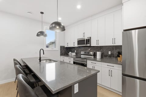 King Bed 10 Minutes To Downtown Luxury Townhouse