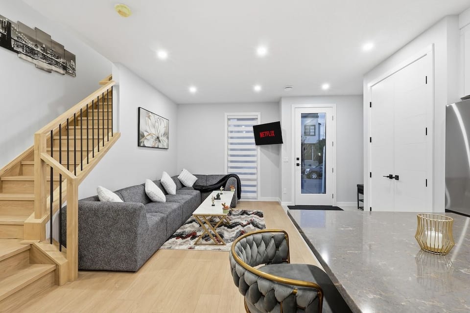 Modern 3BR City Getaway And Bright & Spacious - Calgary