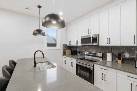 10 Minutes To Downtown 3 Bed 2.5 Bath Town House