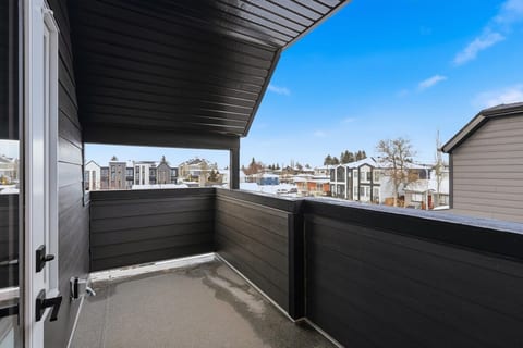 10 Minutes To Downtown 3 Bed 2.5 Bath Town House