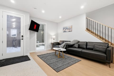 10 Minutes To Downtown 3 Bed 2.5 Bath Town House