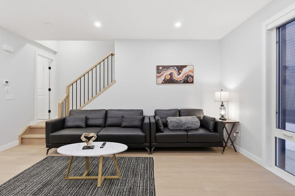 King Bed 10 Minutes To Downtown Luxury Townhouse - Calgary