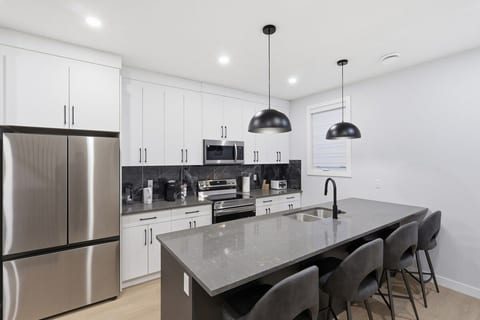 King Bed 10 Minutes To Downtown Luxury Townhouse