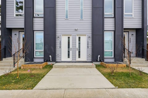 Quiet & Comfortable Stay Minutes from Downtown