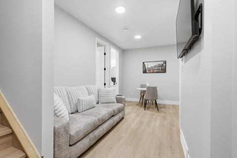 Quiet 1BR Nest Near Downtown
