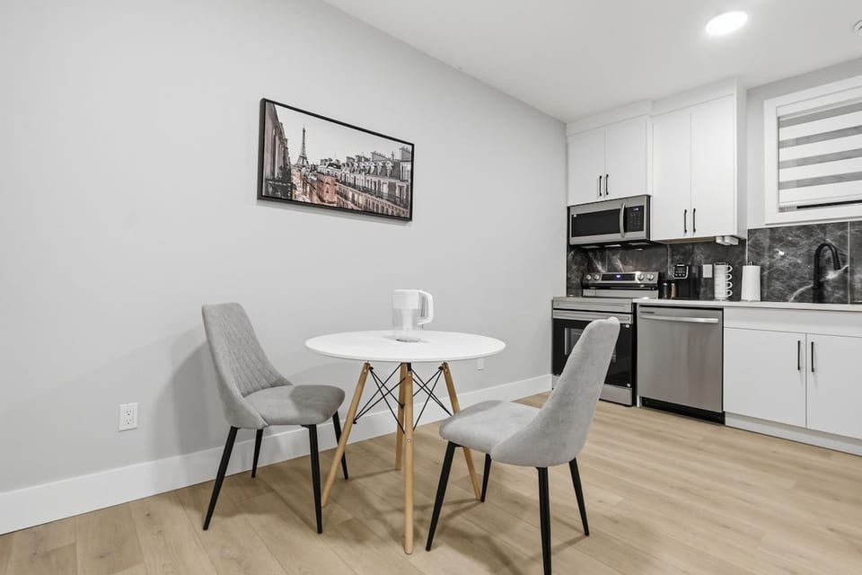 Quiet 1BR Nest Near Downtown - Calgary