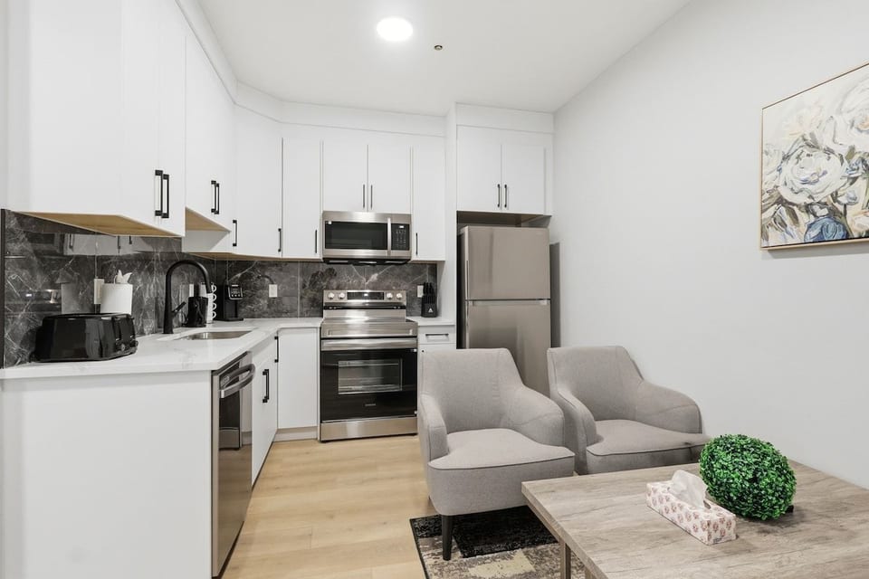 Modern & Comfortable 2-Bedroom Home in Great Area - Calgary