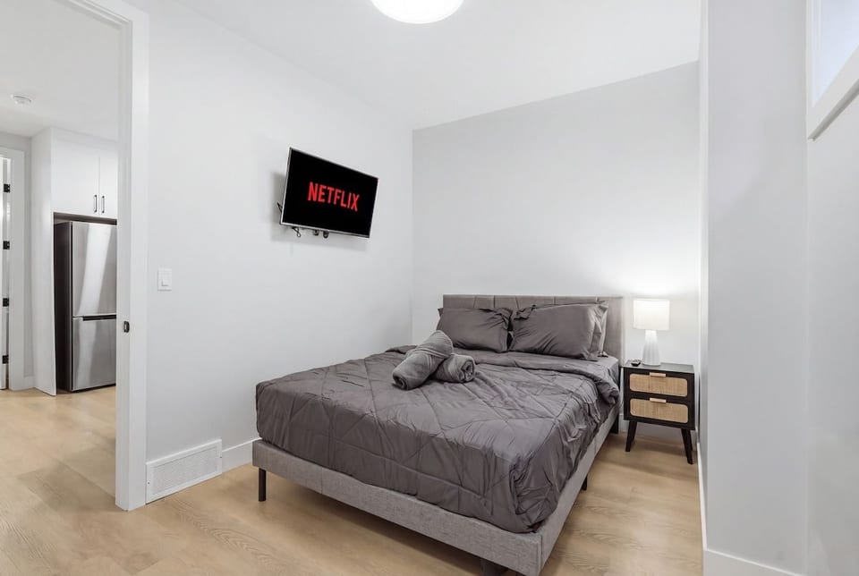 Modern 1BR Suite | Near SAIT & Downtown | Parking - Calgary