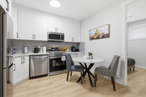 Modern 1BR Suite | Near SAIT & Downtown | Parking