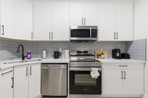 Modern 1BR Suite | Near SAIT & Downtown | Parking