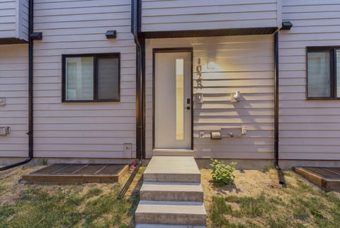Bright & Cozy 1BR | Your Home Away From Home