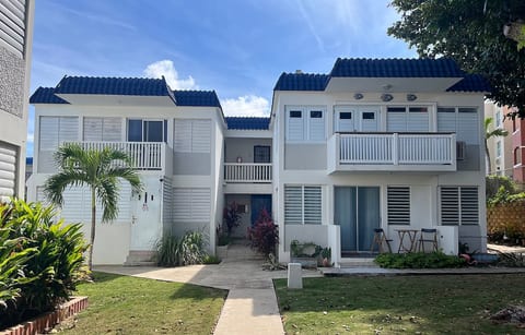 Cozy apartment at Montones Beach image 2