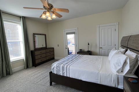 Large Master Bedoom(Queen Bed)