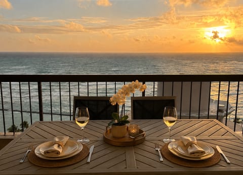 BTS 1904•Oceanfront Waikiki Beach•W/D•Balcony•Gym