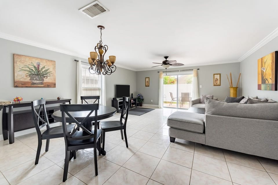 9 Min to Disney Entrance-Tranquil 3BR Family House image 1