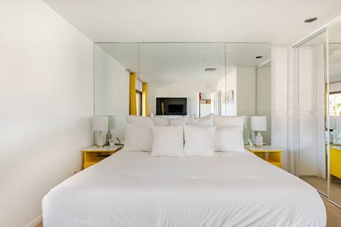 Big Beautiful Bed, View and Balcony!