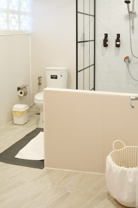 3BR CHINA TOWN,2 mins from MRT train+KING bed size image 5