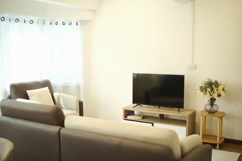 3BR CHINA TOWN,2 mins from MRT train+KING bed size image 4