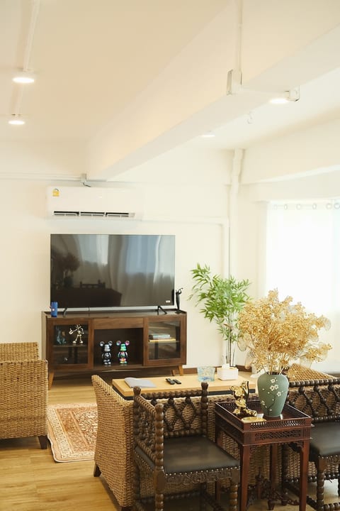 Private Full-Floor Spacious 5BR, CHINA TOWN image 2