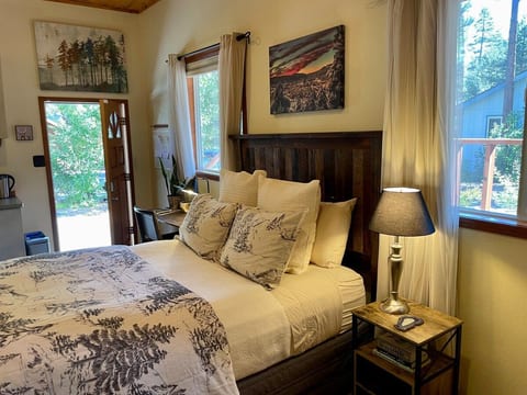 Clean and Cozy - Private entry/ 1.5M to downtown