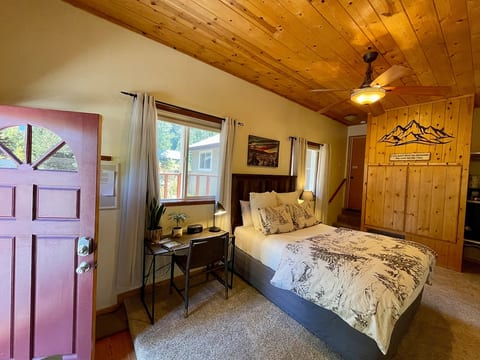 Clean and Cozy - Private entry/ 1.5M to downtown