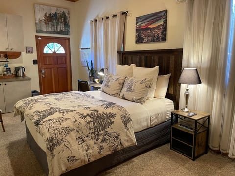 Clean and Cozy - Private entry/ 1.5M to downtown