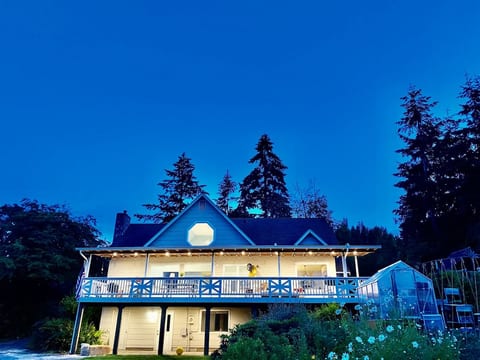 Stunning Home, Sound View, Sauna and Covered Deck image 1