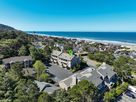 About 1.5 blocks from the beach - cross the street from the back door and walk for about a minute
