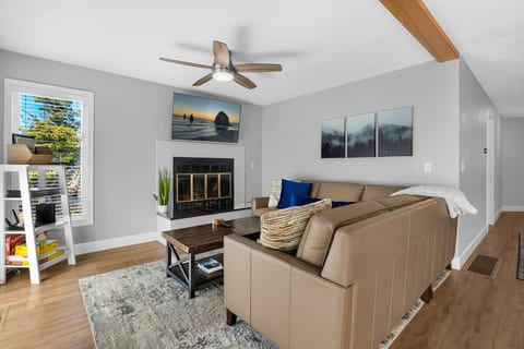 Condo W/Garage/Pool/EV Charger -1.5 block to beach image 2