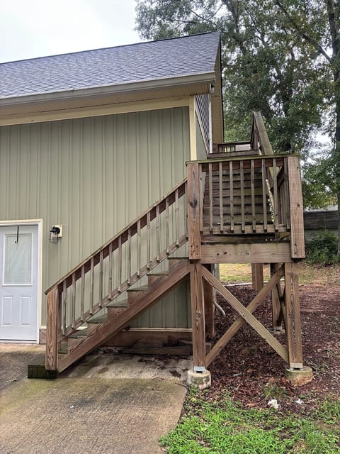 Lake Hartwell Apt, dock access, very close to town image 2