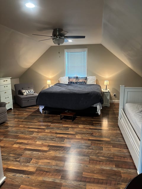 Lake Hartwell Apt, dock access, very close to town image 1