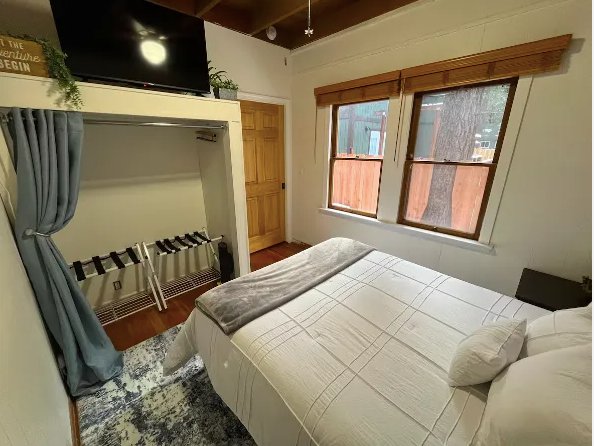 King room with TV
