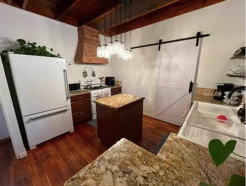 Lincoln Log Cabin-Walk to Lake+Hot Tub+Game Room