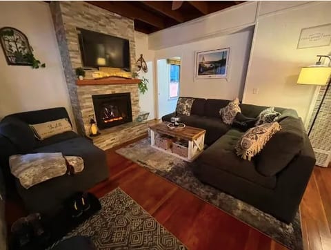 Lincoln Log Cabin-Walk to Lake+Hot Tub+Game Room