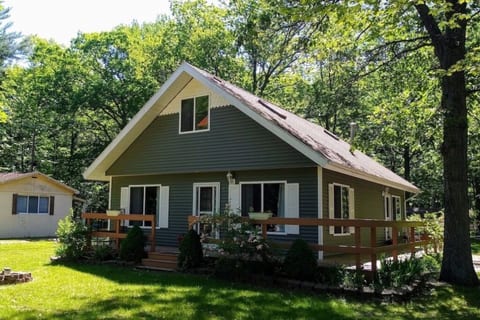 Welcome to Whispering Oaks Cottage!