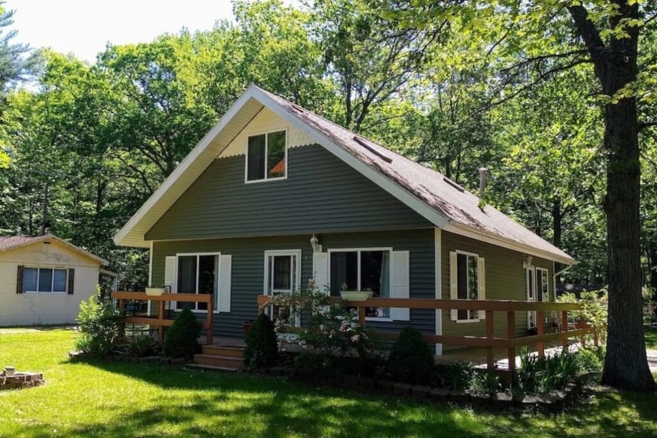 Welcome to Whispering Oaks Cottage!