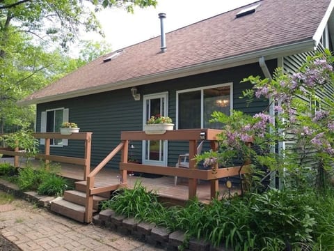 Welcome to Whispering Oaks Cottage!