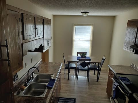 Modern cozy townhome close to everything image 4