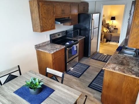 Modern cozy townhome close to everything image 3