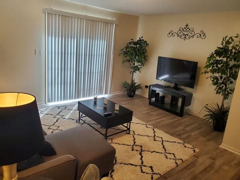 Modern cozy townhome close to everything image 2