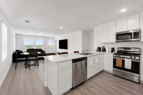 3BR by Gruene & Rivers | Minutes to Schlitterbahn image 1