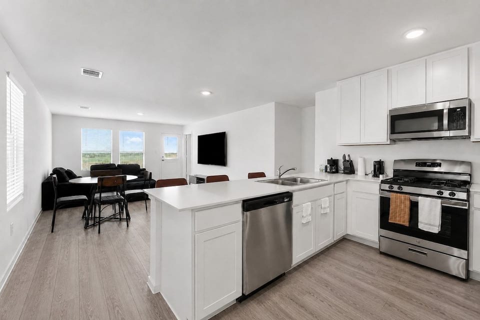 3BR by Gruene & Rivers | Minutes to Schlitterbahn image 1