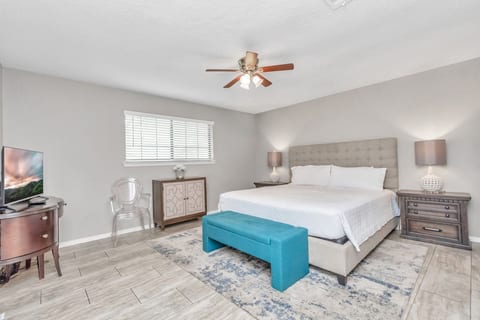 The master suite, with new King size bed, is great to retreat to and enjoy some TV in bed after a long day sight seeing or shopping.