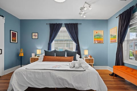 Settle into our inviting main bedroom, featuring a king-sized bed. You'll have plenty of storage with a dresser and closet, plus handy extras like dining chairs, a Pack 'n Play, a vacuum, and extra blankets to make your stay comfortable and convenient. 🛌✨