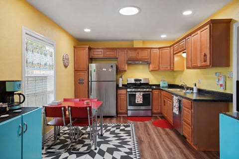 Retro kitchen with vintage charm and colorful artwork. Stocked with coffee, tea, spices, and cooking basics—everything you need for a comfortable, home-style meal.