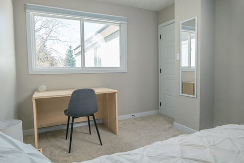 Cozy room with private bathroom minutes to WEM